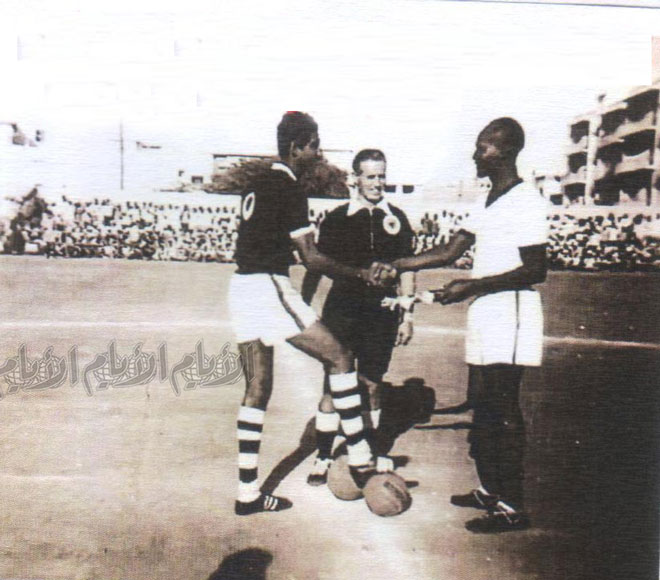كابتن عباس مع كابتن الموردة السوداني عمر عثمان في يناير 1963 